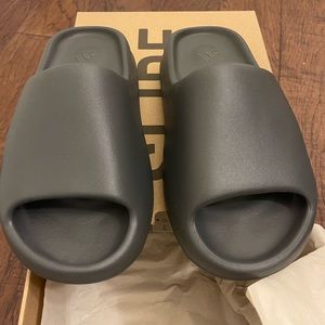 Yeezy slide ‘’Granite’’ size 7